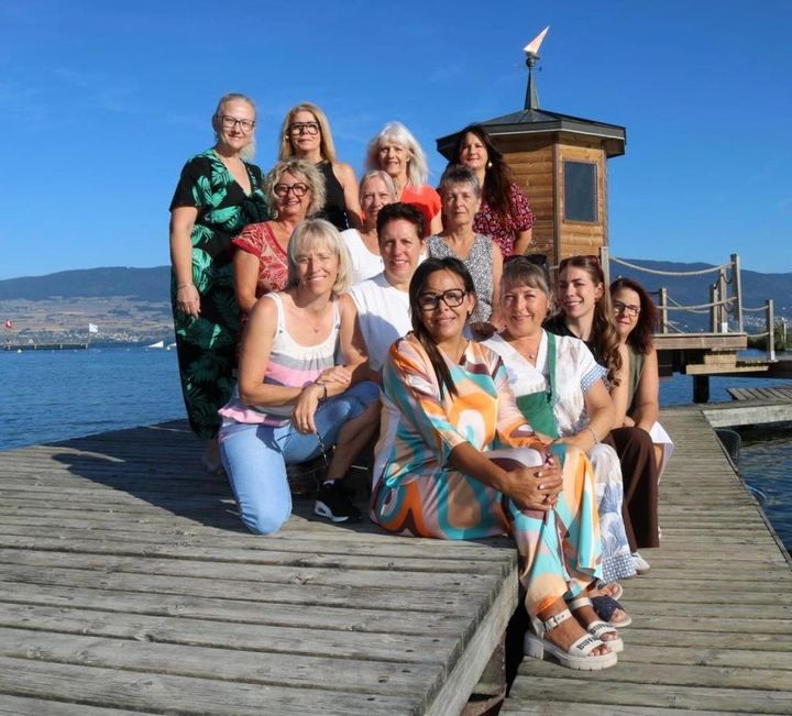 Photo de groupe de l'équipe des intervenantes de Broye Relève sur un ponton au bord du lac
